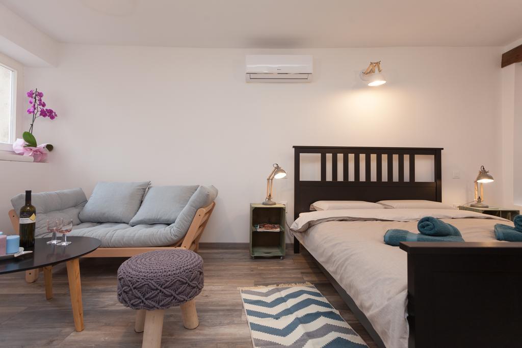 Apartments And Rooms Hey ロヴィニ エクステリア 写真