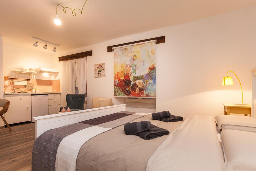 Apartments And Rooms Hey ロヴィニ エクステリア 写真