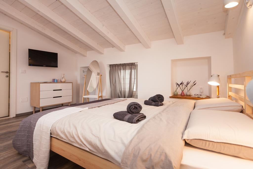 Apartments And Rooms Hey ロヴィニ エクステリア 写真